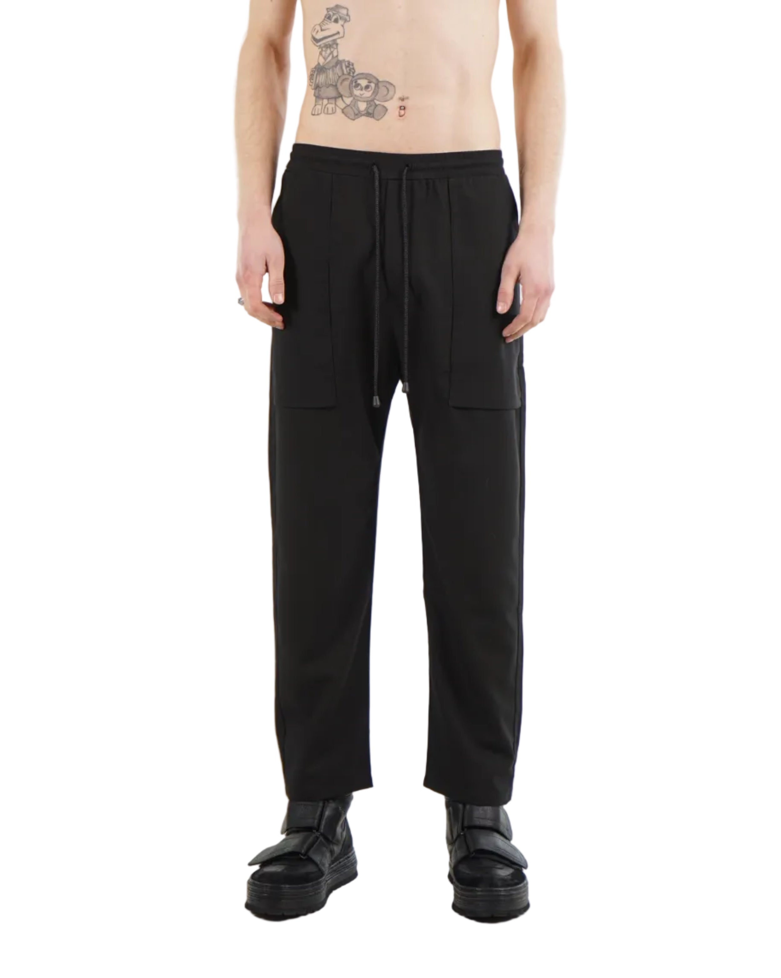 Relaxed black cargo trousers with oversized front pockets
