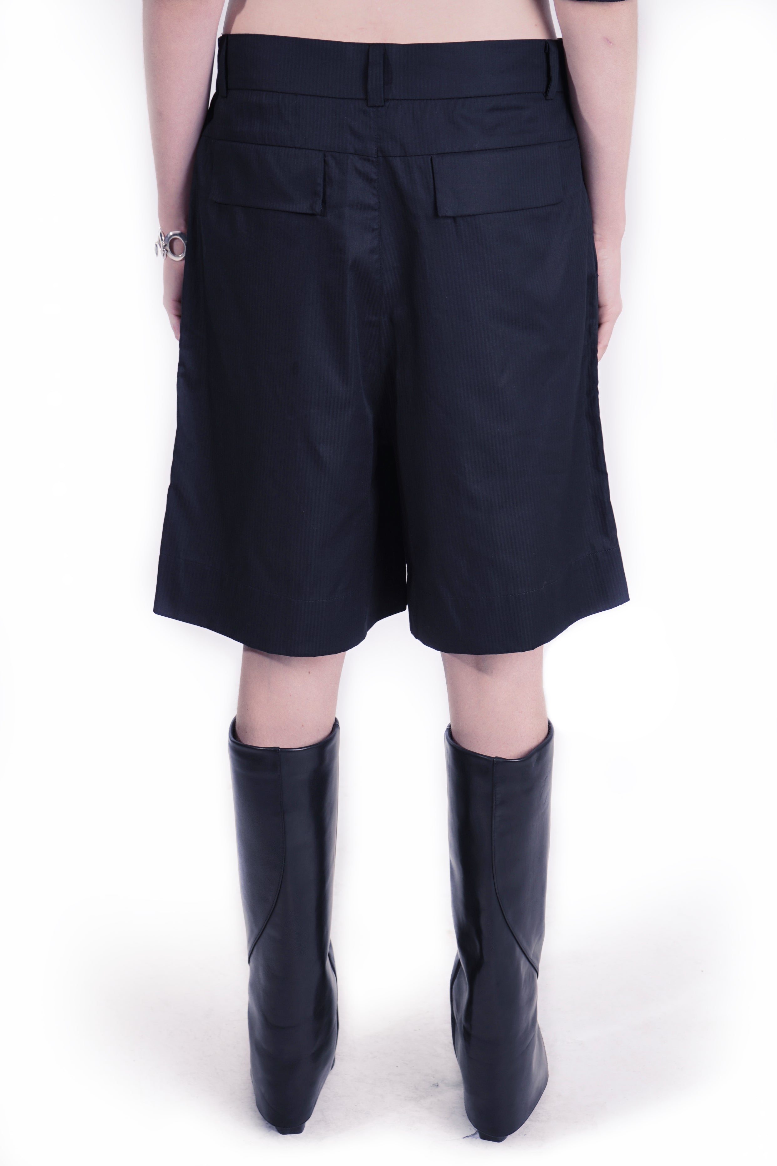 PMP152 Structured Tailored Wide Shorts - Black I adddress