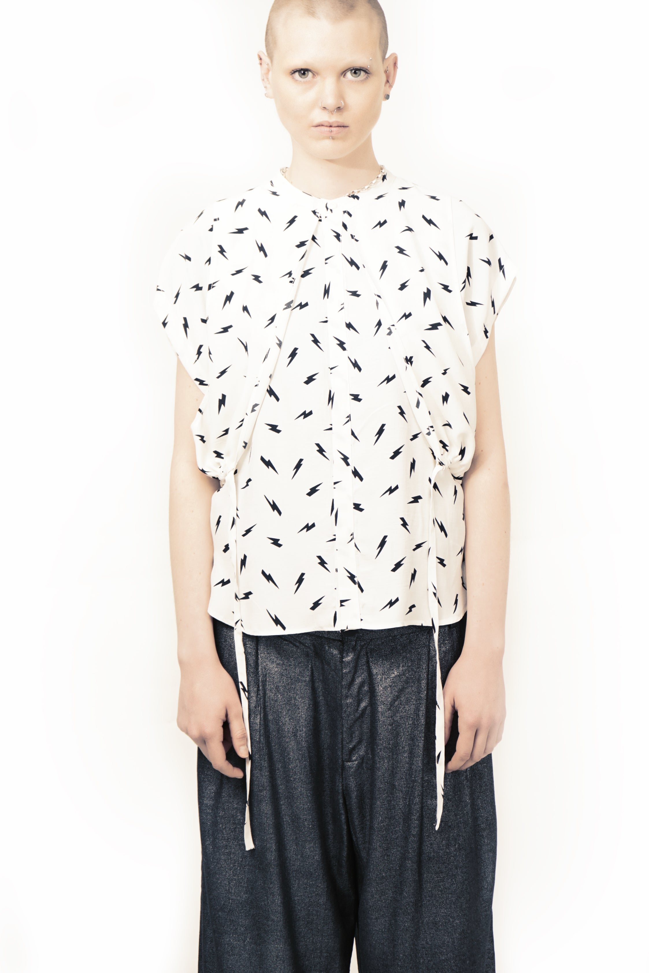 Relaxedvest blouse with concealed front closure