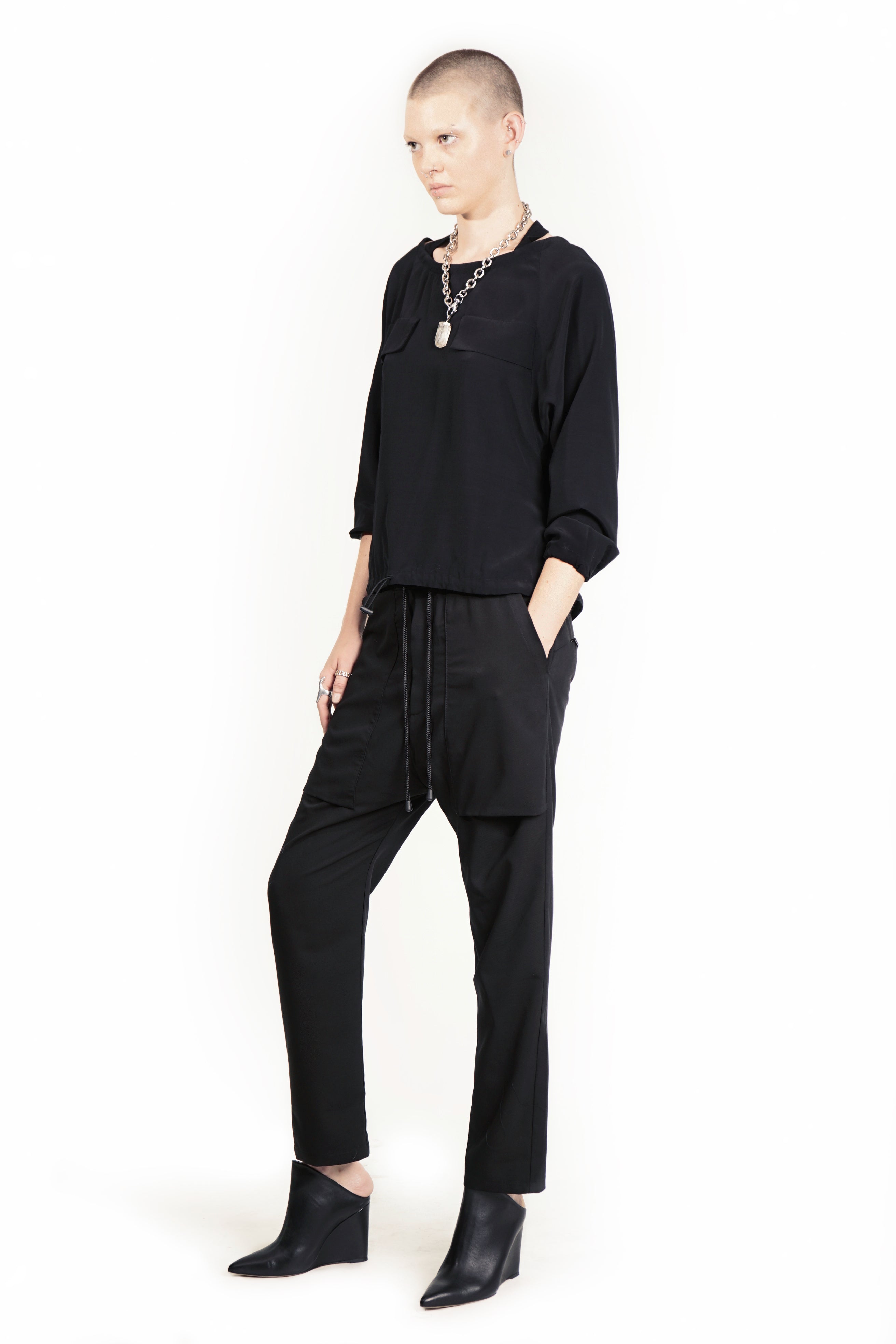 Relaxed black cargo trousers with oversized front pockets
