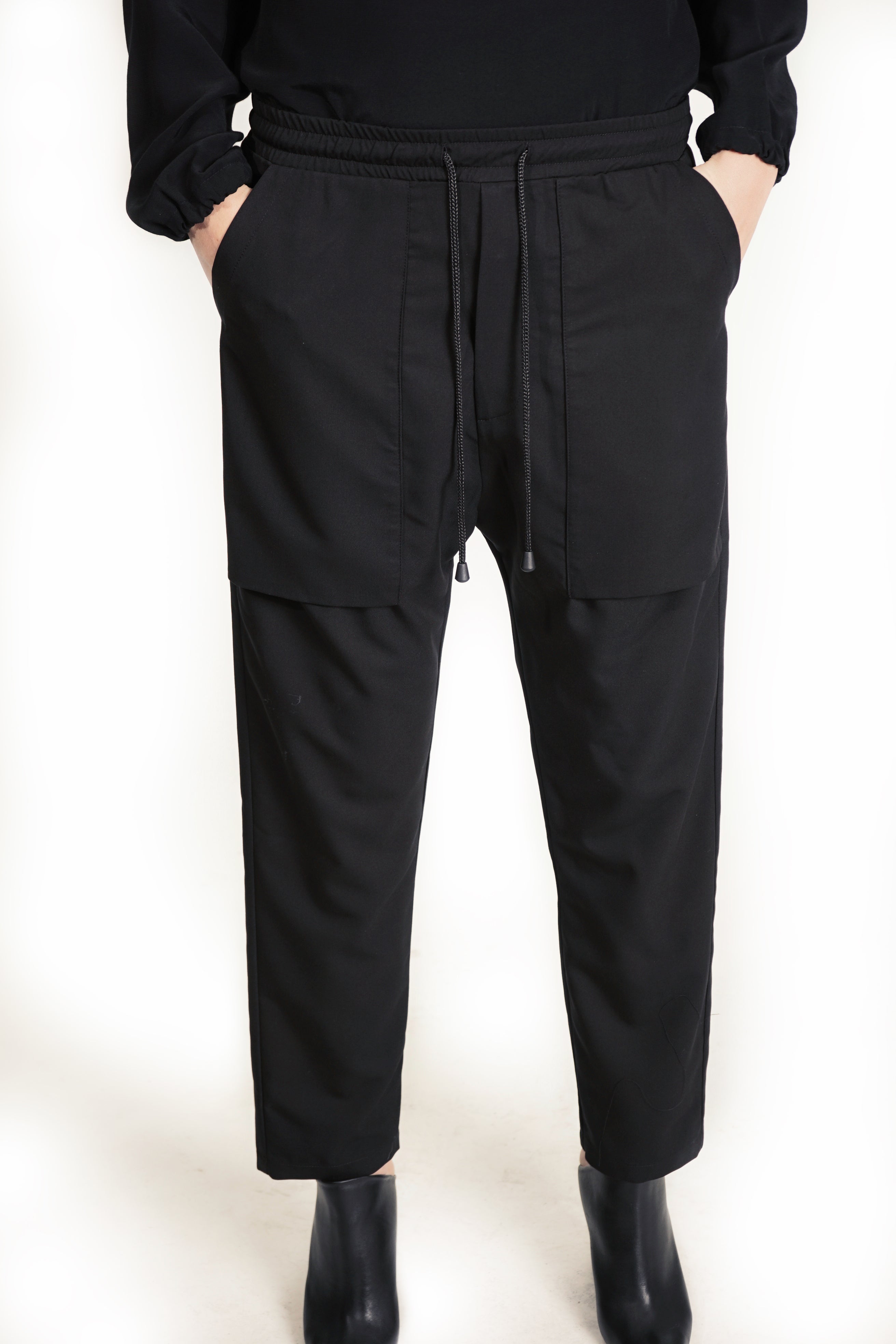 Minimal unisex cargo trousers with flexible waist string