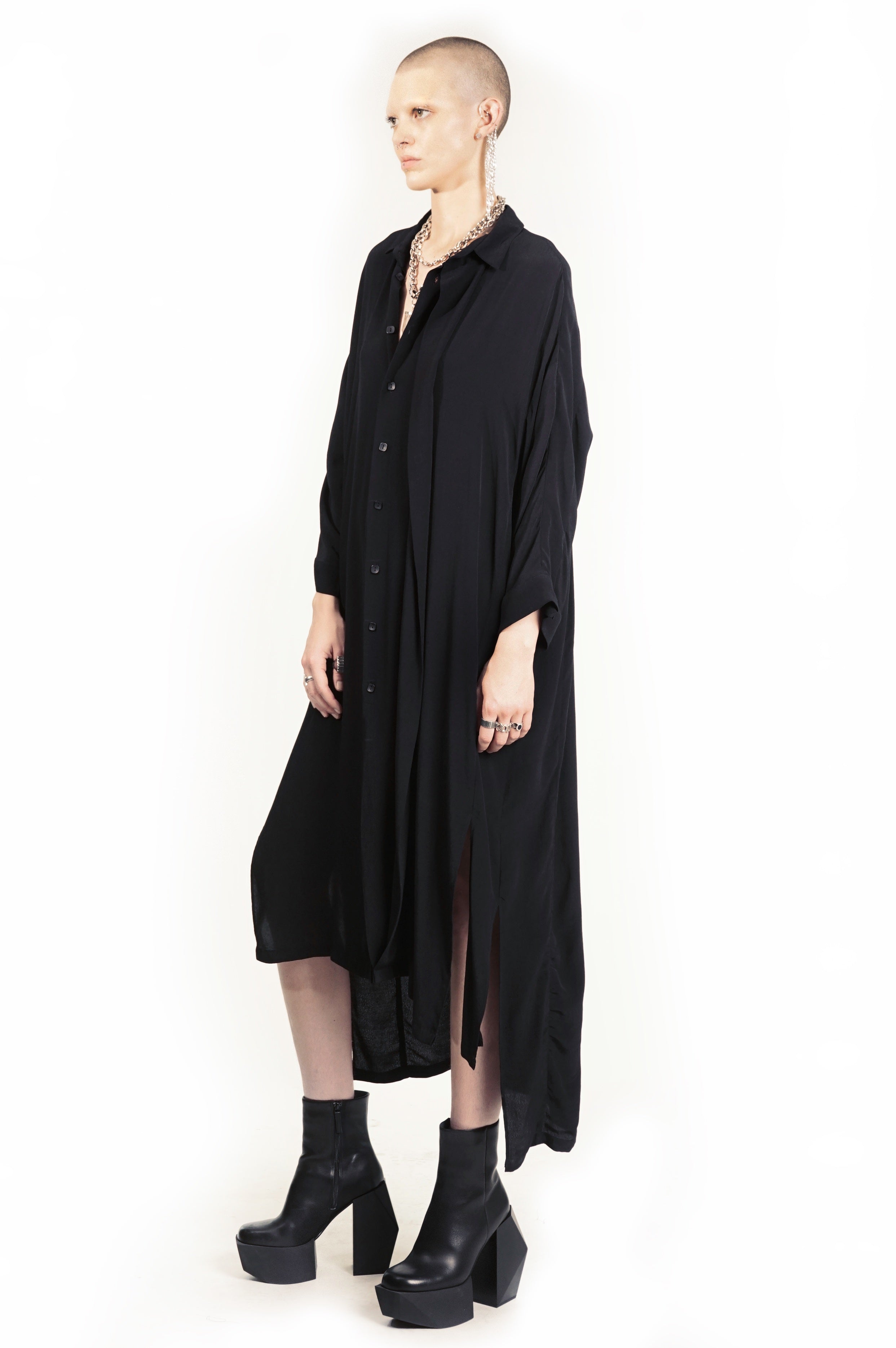 Relaxed black shirt with midi sleeves