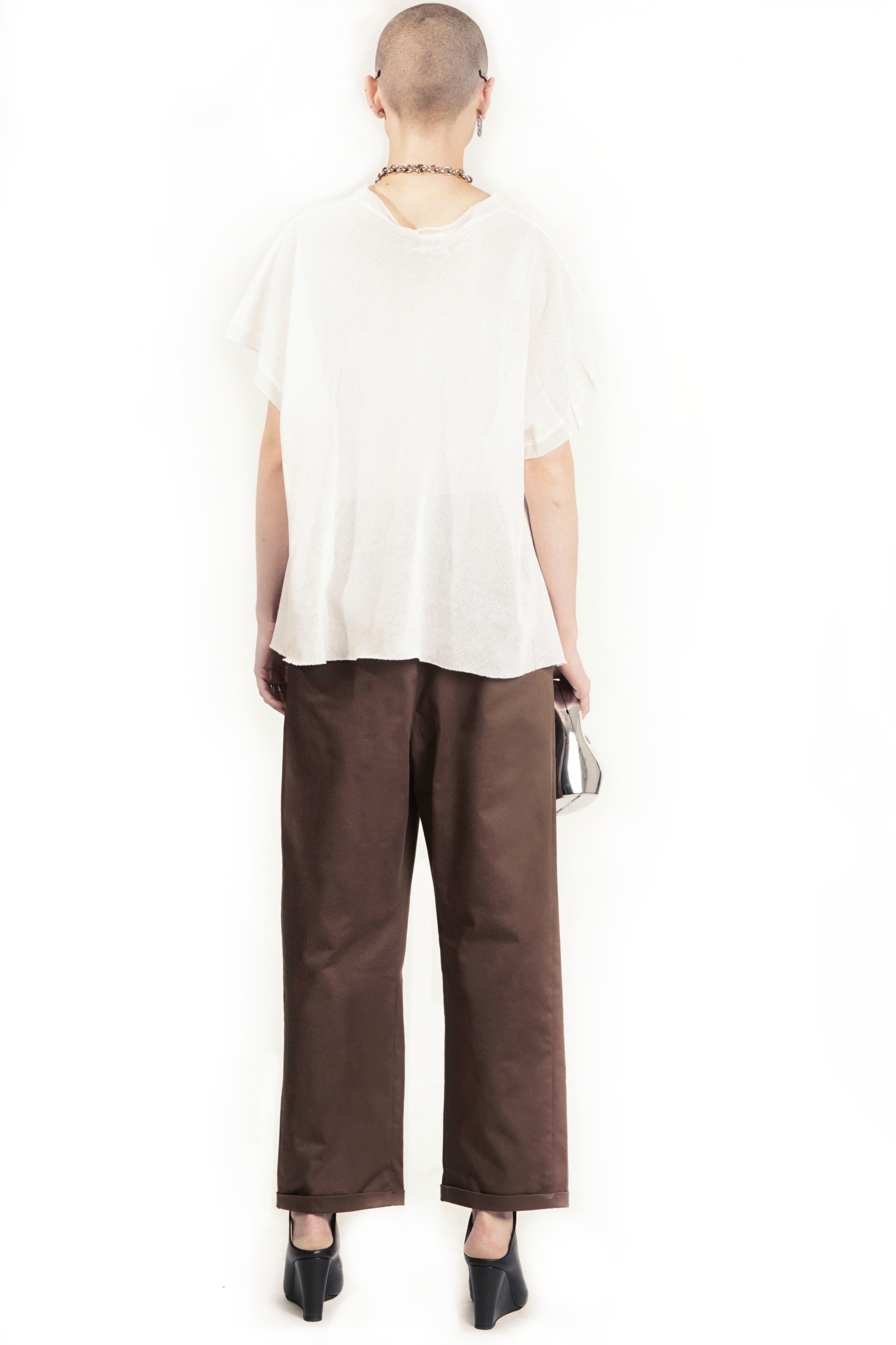 Relaxed lightweight cotton mesh top with extended back hem