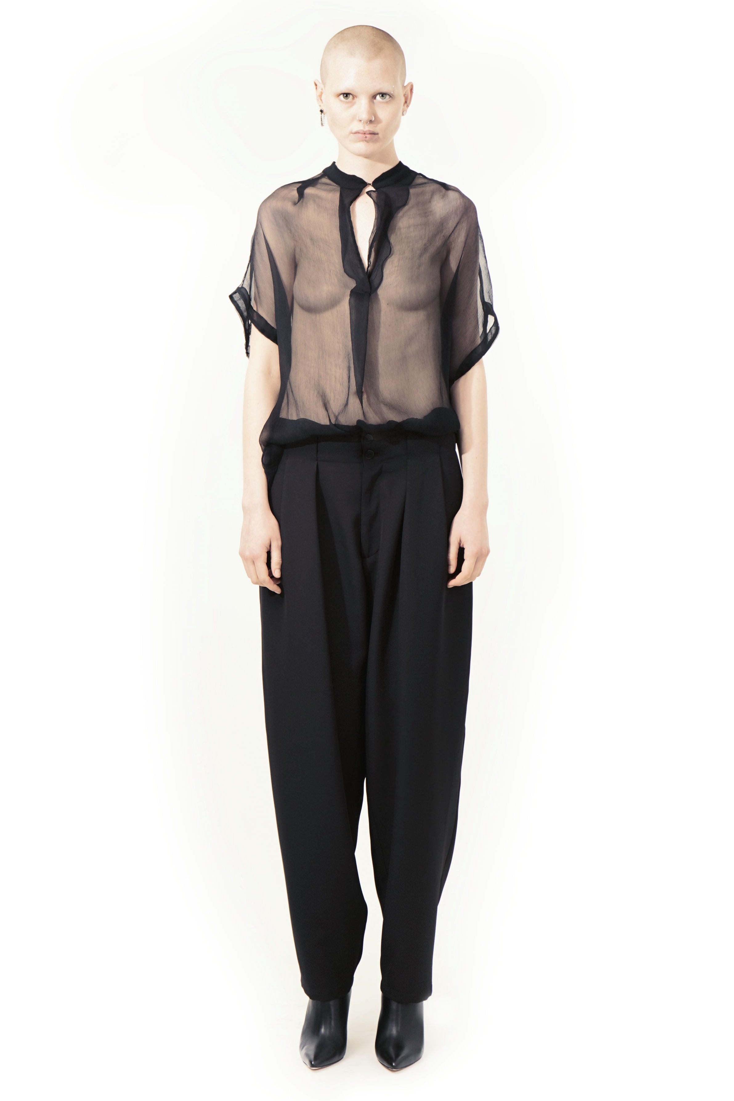 BR250 Blouse Round Hem Low Decolte