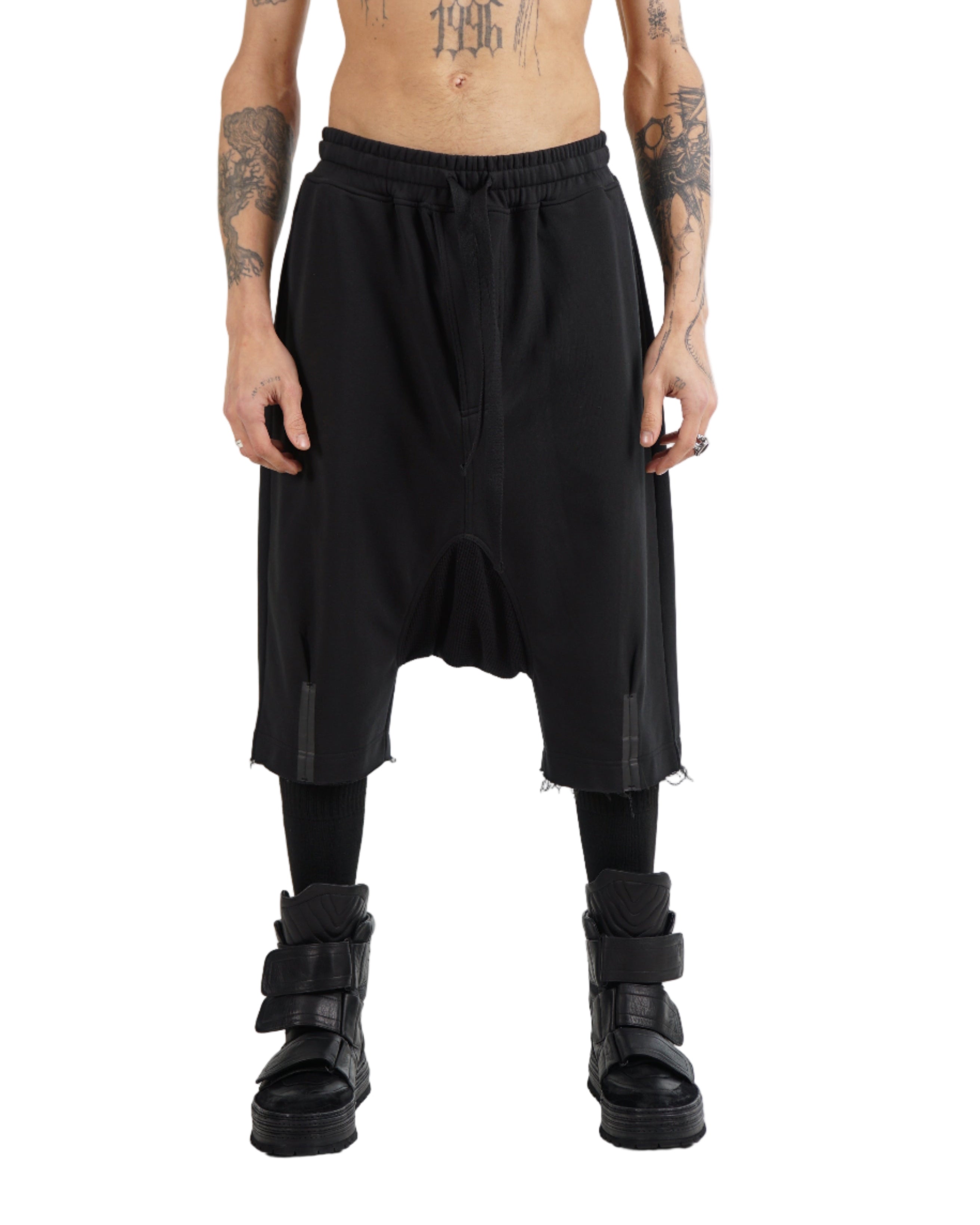 SAN263-1 SS24-0701 – Baggy Line Shorts – Black