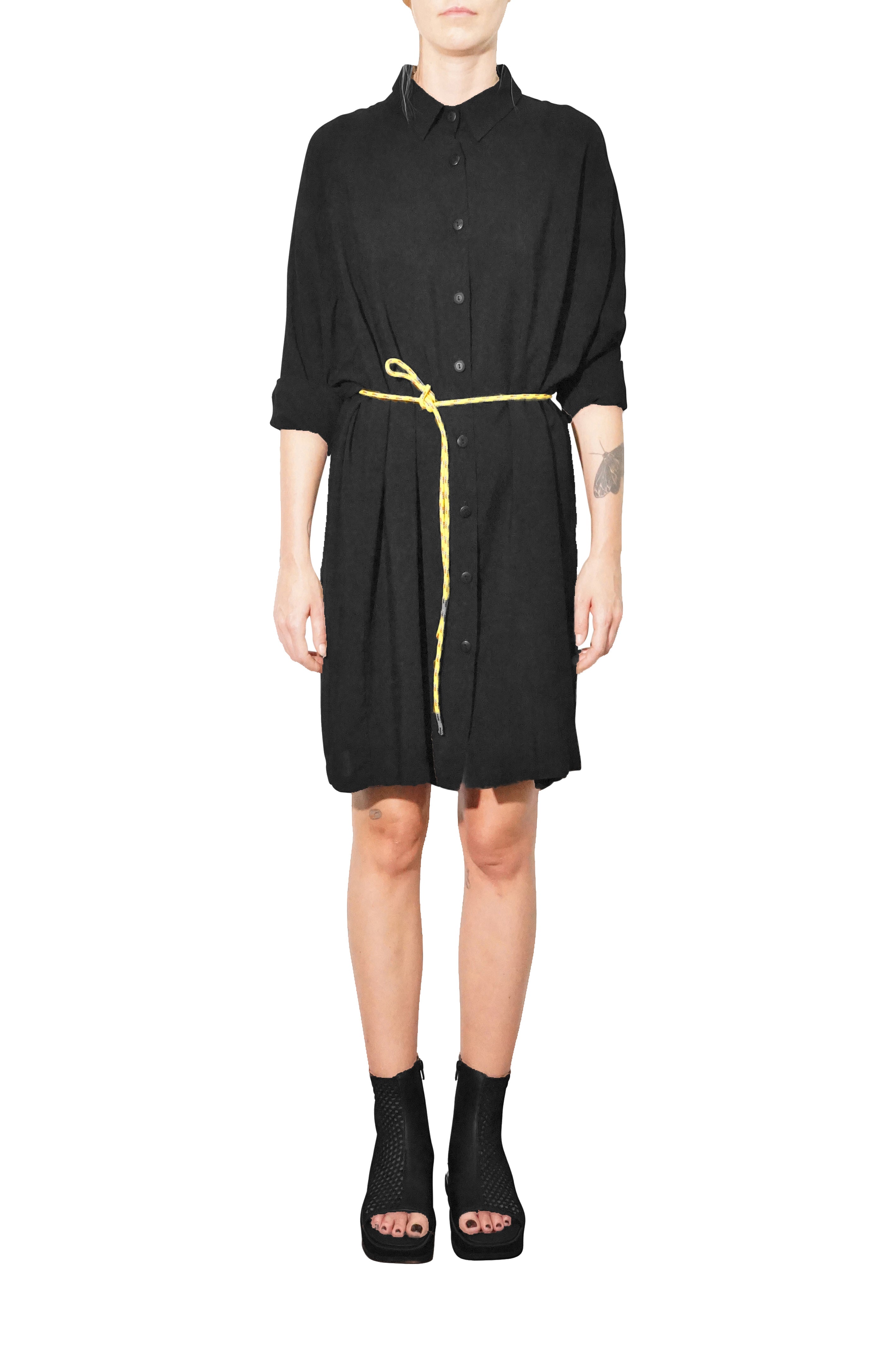 adddress RB62 Blusen Kleid Front view of oversized black shirt dress with fluid fabric and belt