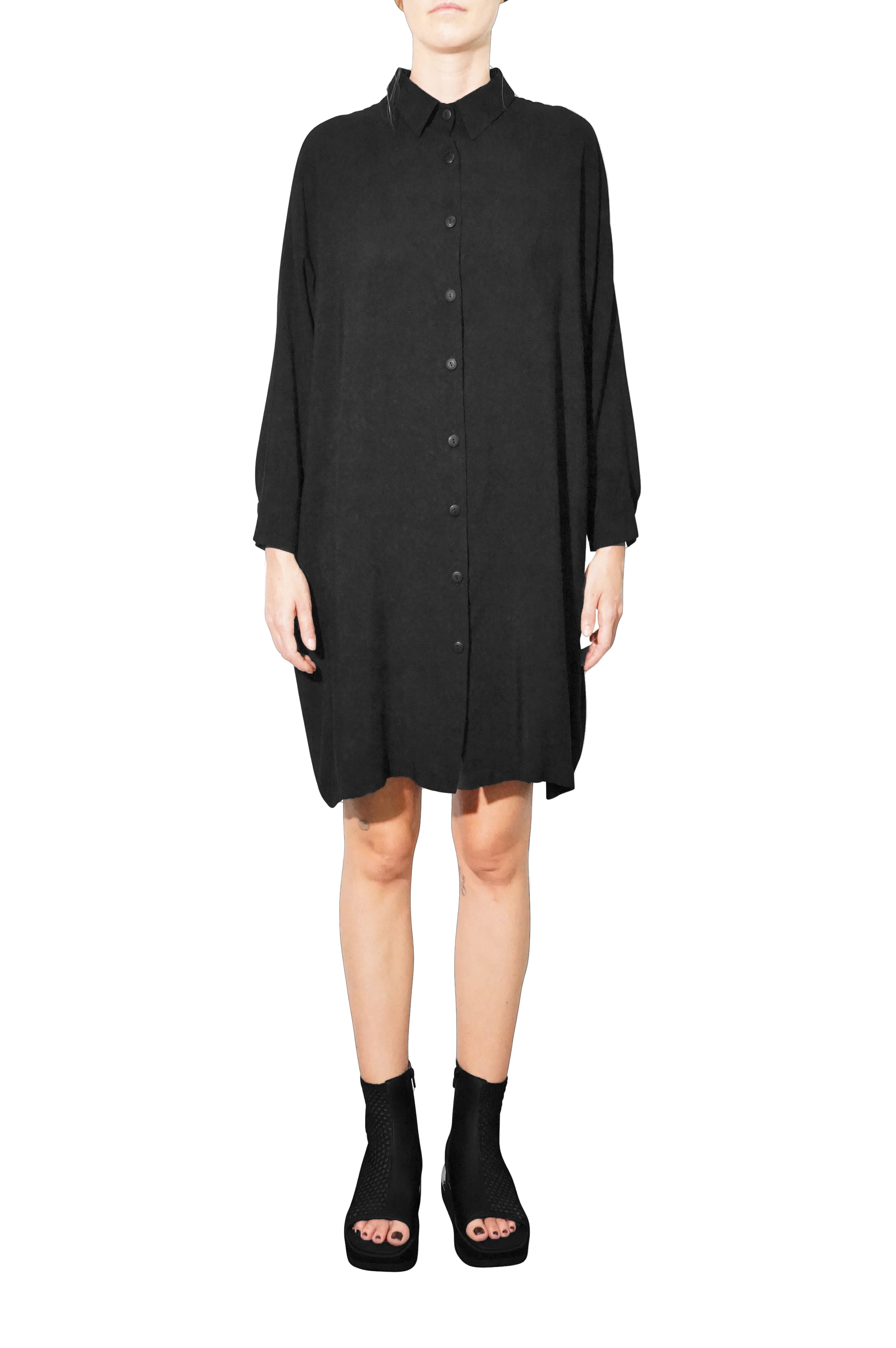 adddress-RB62-Kleid Front view of oversized black shirt dress with fluid fabric